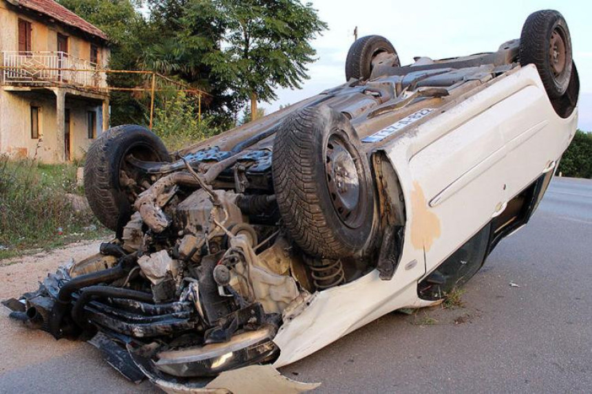 Drogiran Sarajlija uništio auto pajserom