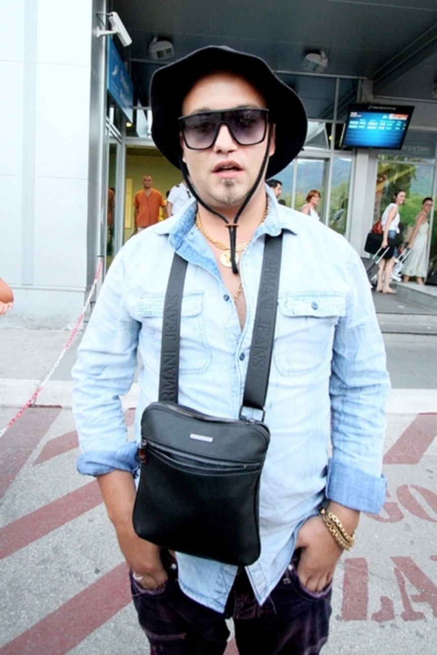 Раста се ошишао због мале Таре