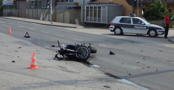 Sudar pežoa sa motociklom 