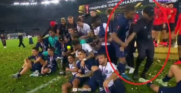 Video: Nejmar došao na fotkanje, Mbape ga izgurao!