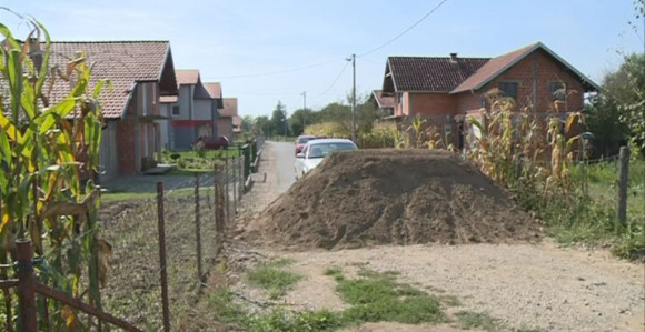 Семберија: Барикаде и свађе због пута  