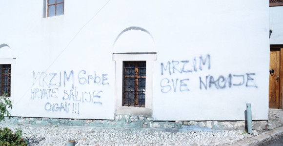 "Mrzim Srbe, Hrvate, Balije..." - na džamiji