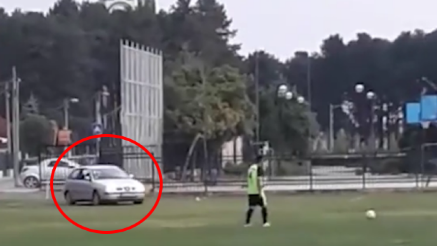 Видео: Паркирање аута насред терена у Шапцу!