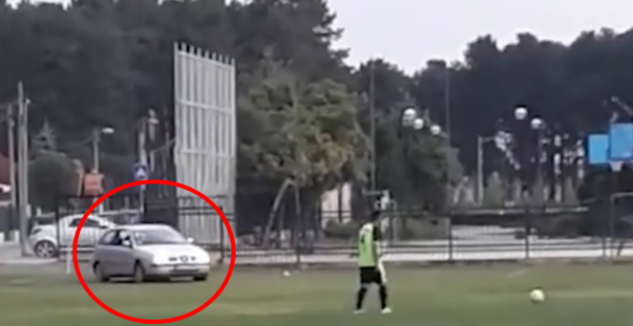 Video: Parkiranje auta nasred terena u Šapcu!