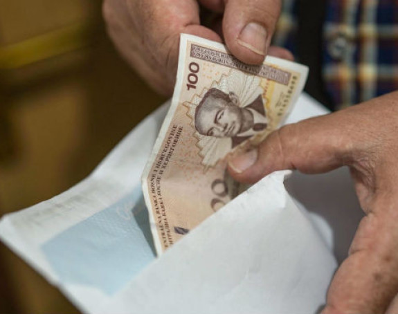 Плате у коверти "под лупом" инспектора у РС