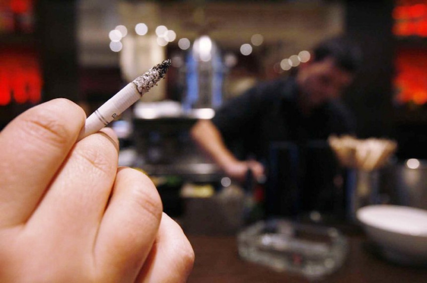 Bez pušenja na poslu, u zatvorenom, u autu