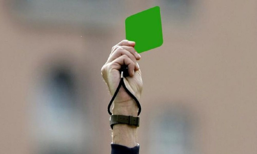 Први пут у историји - фудбалер добио зелени картон!