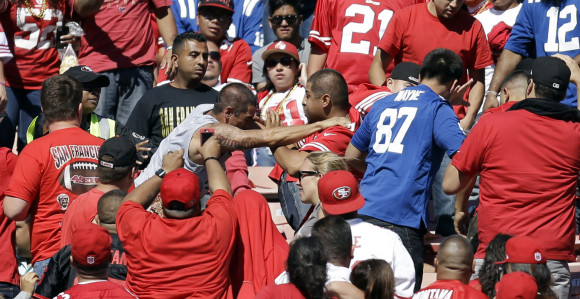 Žestok sukob NFL navijača, jedan u kritičnom stanju!