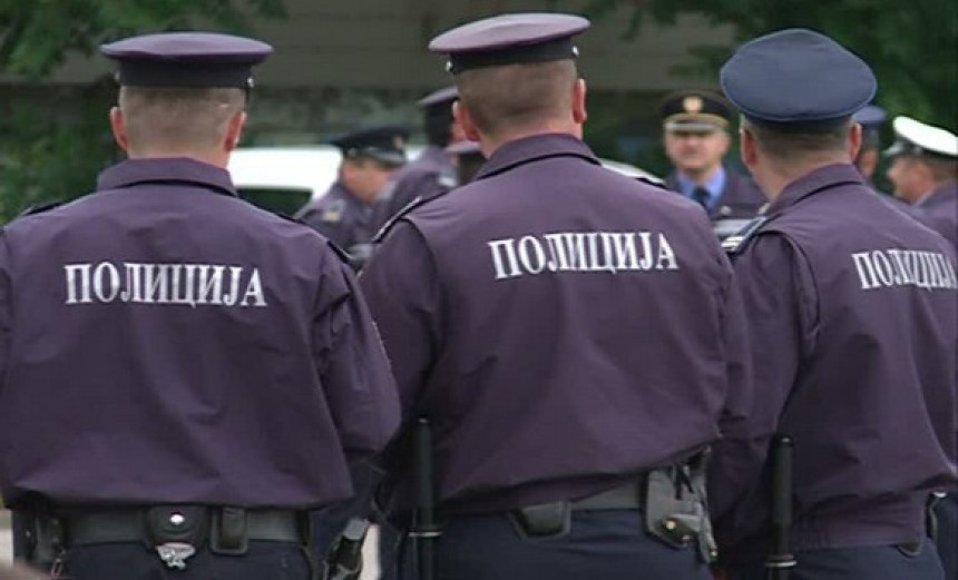 Muškarac prijeti vješanjem u parku