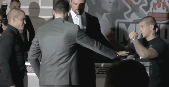 Video: Umalo tuča MMA boraca pred medijima!