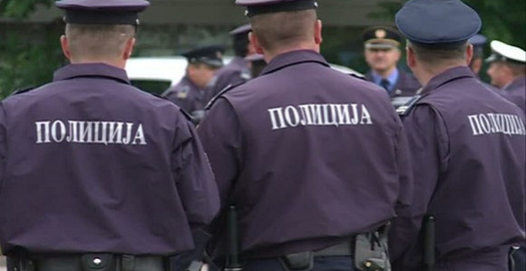 Muškarac prijeti vješanjem u parku