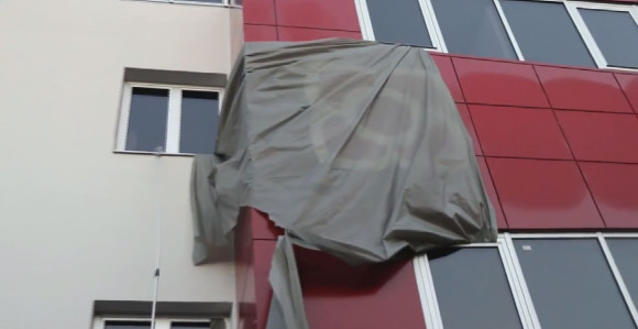 Ко се то крије испод најлона?