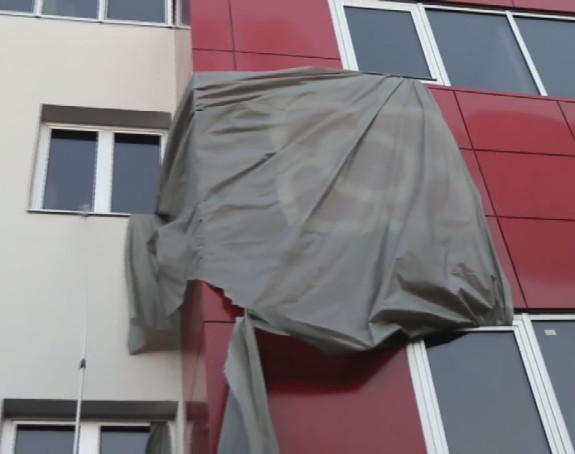 Ко се то крије испод најлона?