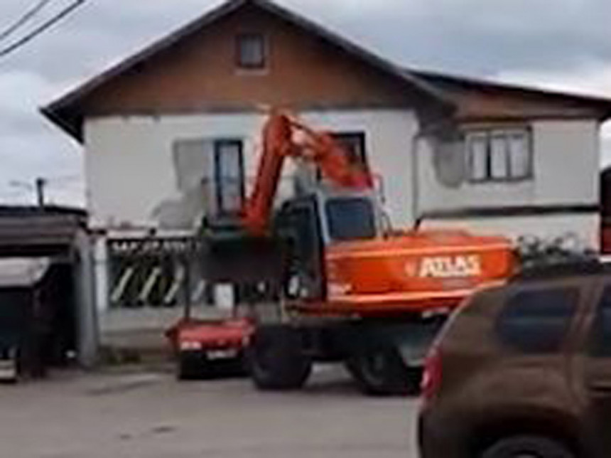 Dužniku bagerom uništio auto u Prnjavoru (VIDEO)