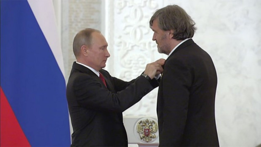 Путин Емиру уручио Орден пријатељства