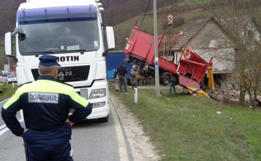 Zaspao i kamionom ušao u kuću