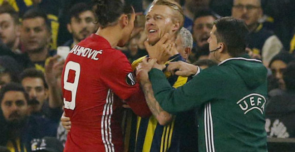 Video: Turci bijesni na Mažića - zar hvatanje za gušu nije crveni karton?!