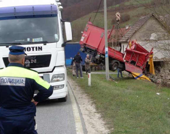 Zaspao i kamionom ušao u kuću