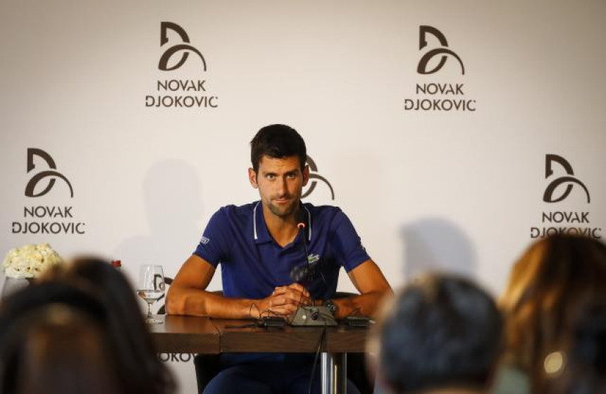 "Novak nije ni tenirao, igra samo lijevom rukom"!