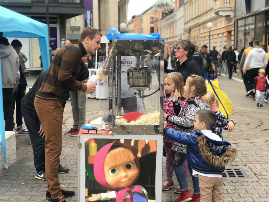 Narodni poslanik prodavao kokice