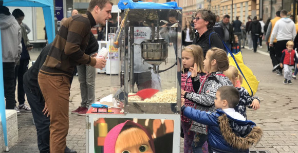 Narodni poslanik prodavao kokice