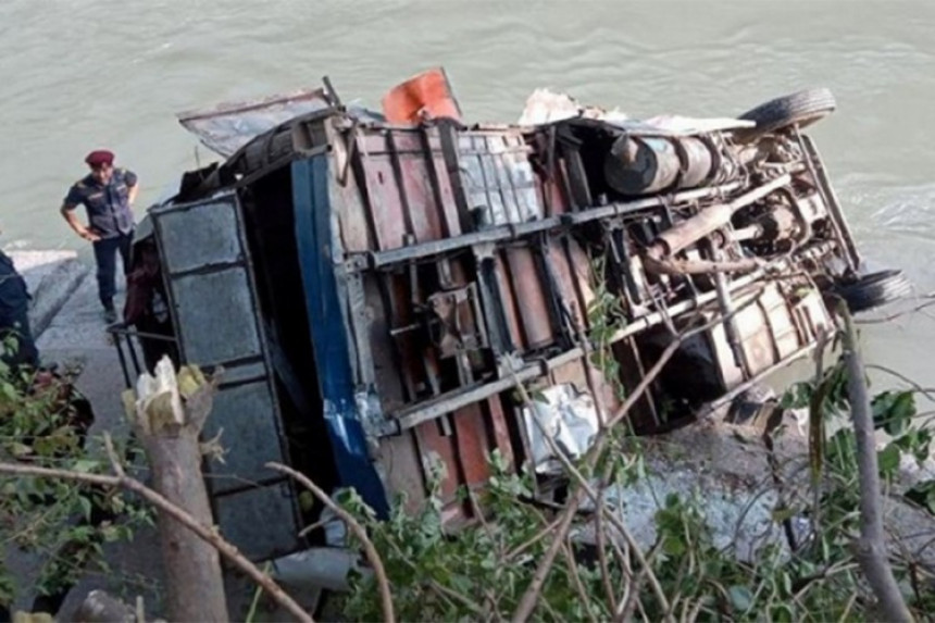 Autobus upao u rijeku, poginulo sedamnaest osoba