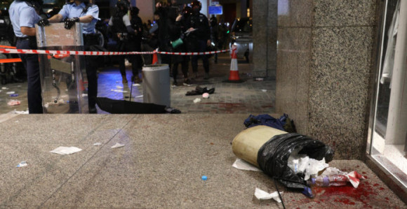 Мушкарац одгризао уво политичару у Хонгконгу