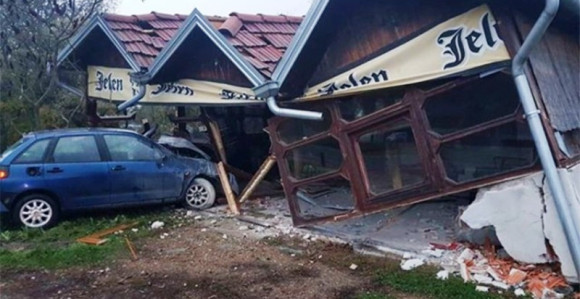 Autom udario u kafanu kod Kozarske Dubice