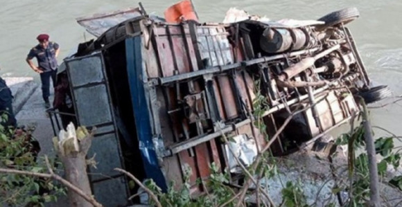 Аутобус упао у ријеку, погинуло седамнаест особа