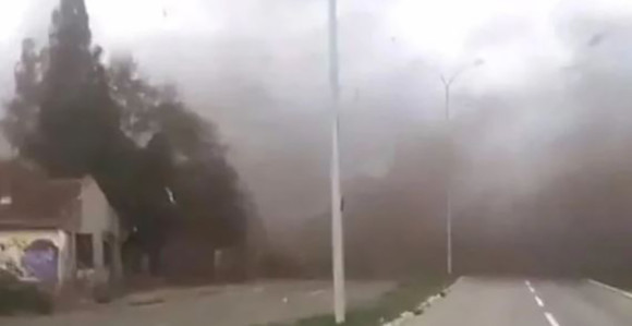 Inđiju pogodio olujni vjetar, dvije osobe poginule