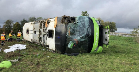 У Француској се преврнуо аутобус, 33 повријеђено