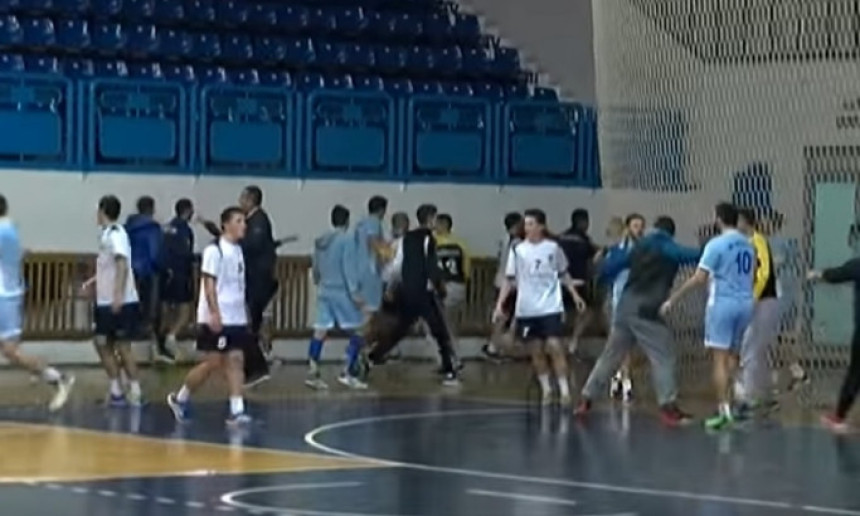 Video: Makljaža na rukometnom meču u Nikšiću!
