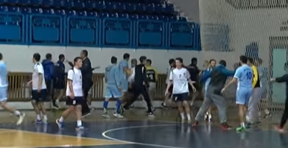 Video: Makljaža na rukometnom meču u Nikšiću!