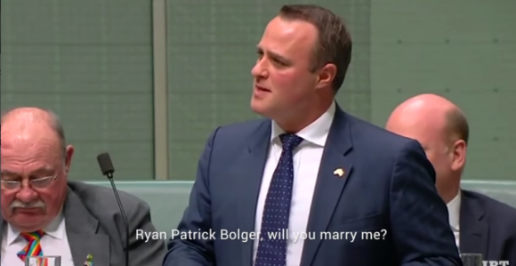 Poslanik zaprosio dečka u skupštini