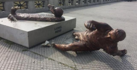 Vandali drugi put razbili Mesijevu statuu!