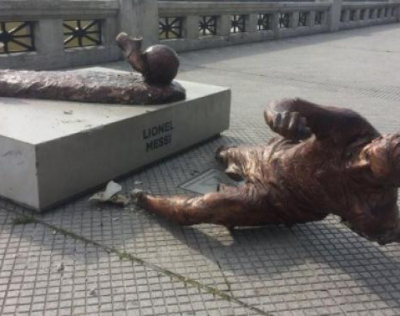 Vandali drugi put razbili Mesijevu statuu!
