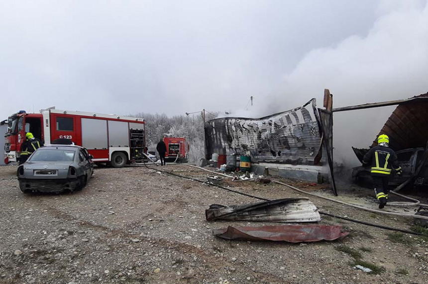 Izgorjela hala auto-otpada u Banjaluci