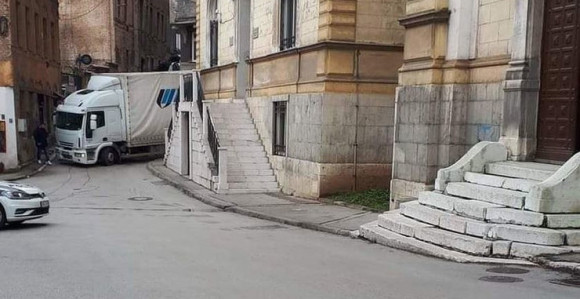 Još jedan kamion se zaglavio u uskoj ulici
