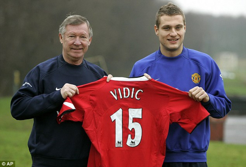Јунајтед не заборавља! На данашњи дан Видић постао члан Манчестера!
