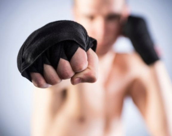 Bivši bokser pretukao i opljačkao turiste