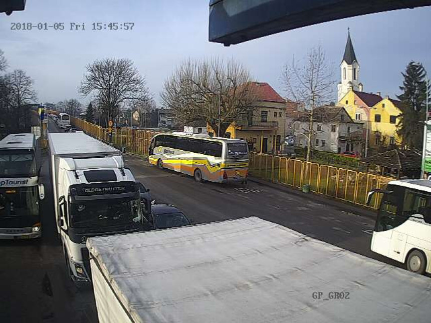 Višesatne gužve na prelazima
