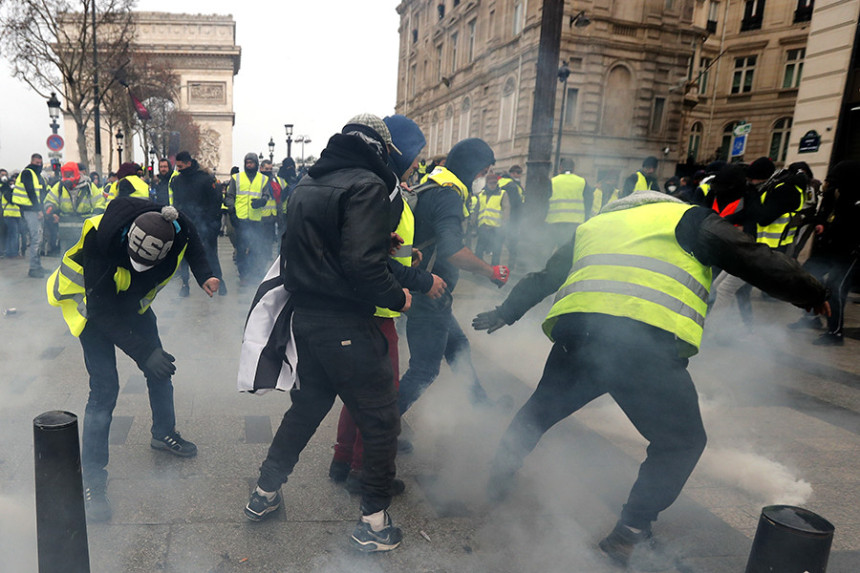 Pesnicama na kordon policije