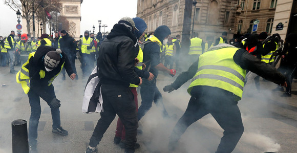 Pesnicama na kordon policije