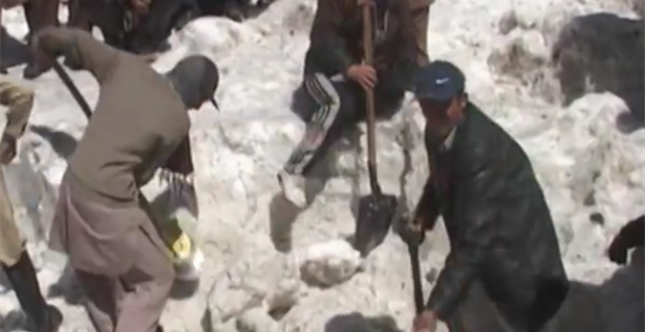 Pakistan: Snježne lavine zatrpavaju