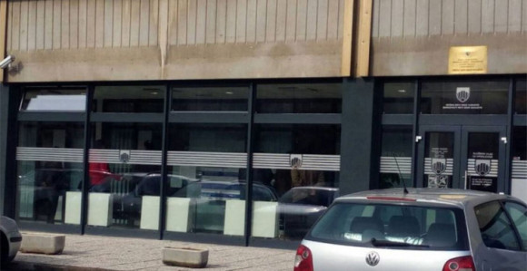 Propao kroz pod, završio na ormaru