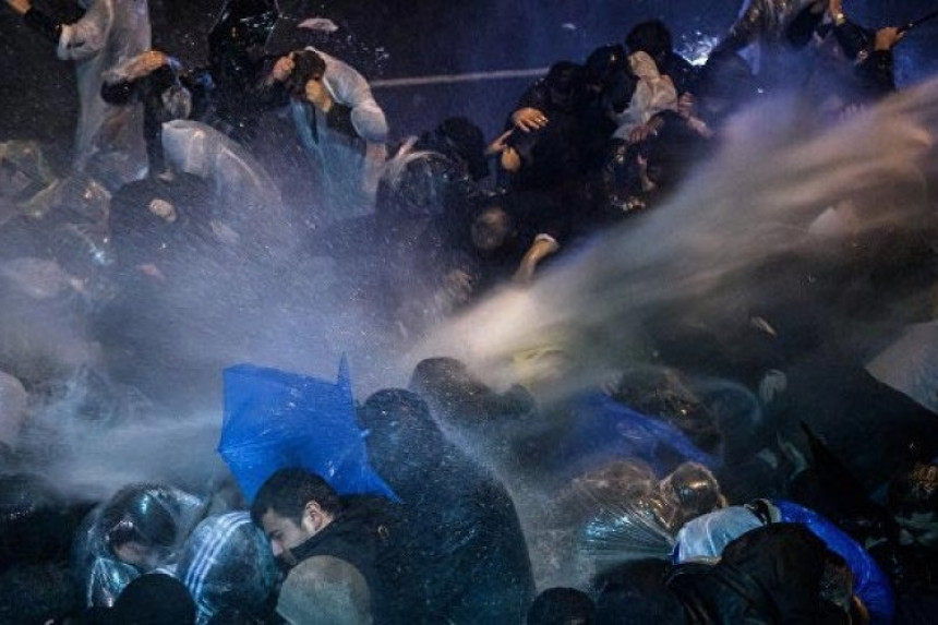 Vodeni topovi na protestu zbog lista