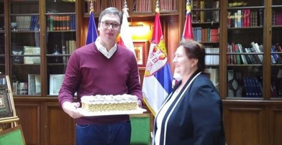 Rođendanska torta za Vučića