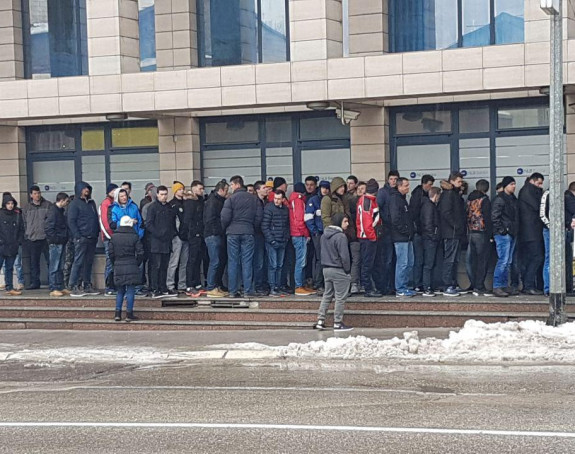 Stoji u tišini ispred konzulata