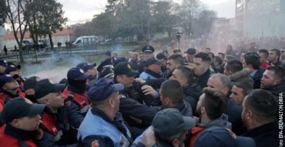 U Tirani opsadno stanje