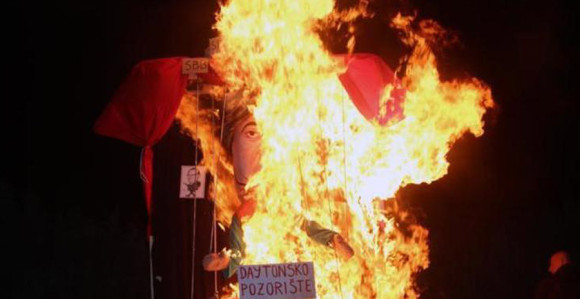 Zapalili figuru s likom Komšića